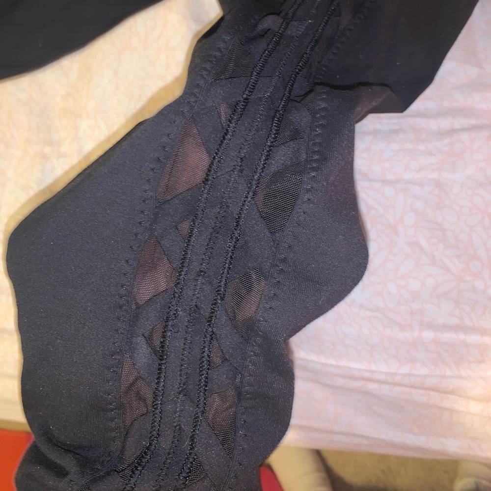 Lulu lemon black mesh design on side leggings